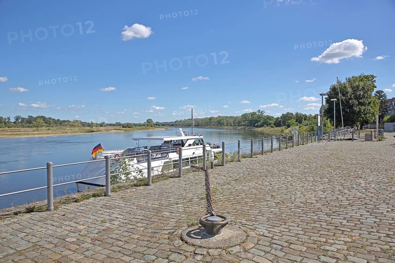 Ship at the Elbe quay, bollard, Elbe riverbank, landscape, Salzblumenplatz, Schönebeck, Saxony-Anhalt, Germany