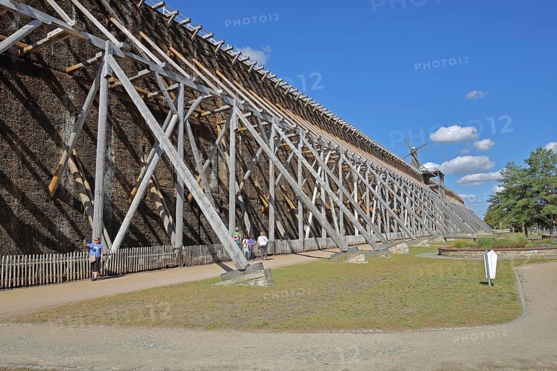 Graduation tower, wooden construction, wooden beams, flower bed, brine park, spa gardens, Bad Salzelmen, Schönebeck, Saxony-Anhalt, Germany