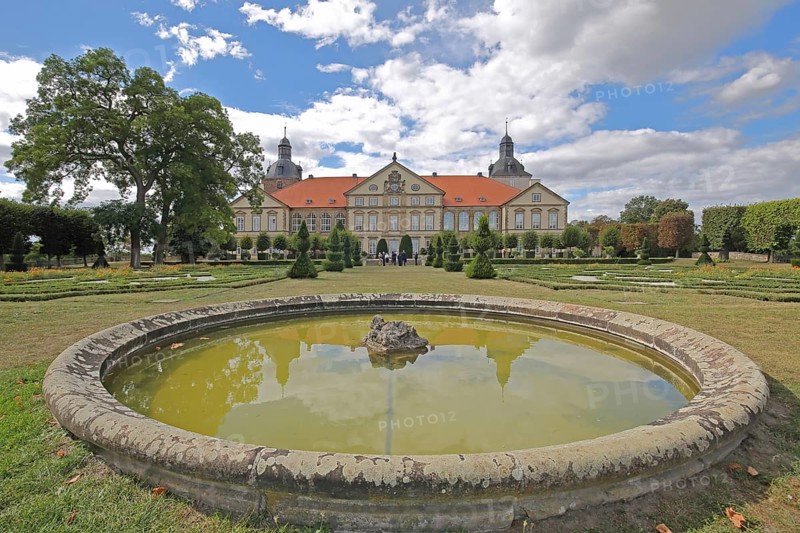 Baroque castle and fountain with baroque garden, water basin, park, Hundisburg, Haldensleben, Saxony-Anhalt, Germany
