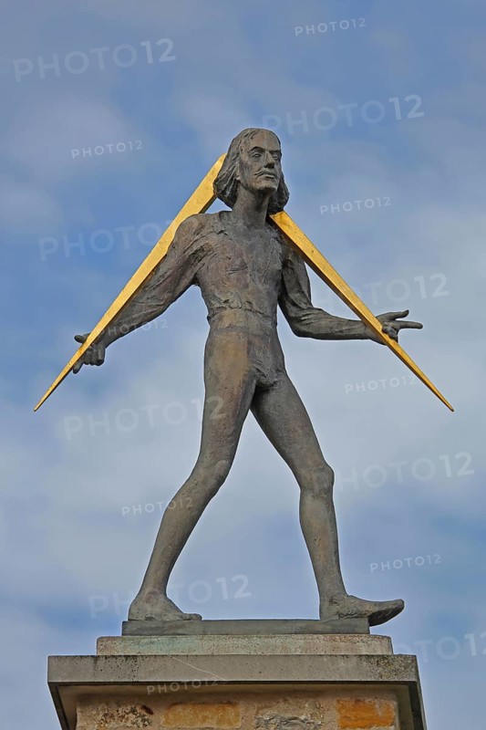 Sculpture Adam Olearius 1599-1671 Measures the World by Bernd Göbel 2010, monument to the medieval mathematician and scholar in geodesy, earth measurement, geodesy, marking compass, technical measuring tool, measure, measuring, pointed compass, free-standing, Johannisturm, Aschersleben, Harz, Saxony-Anhalt, Germany