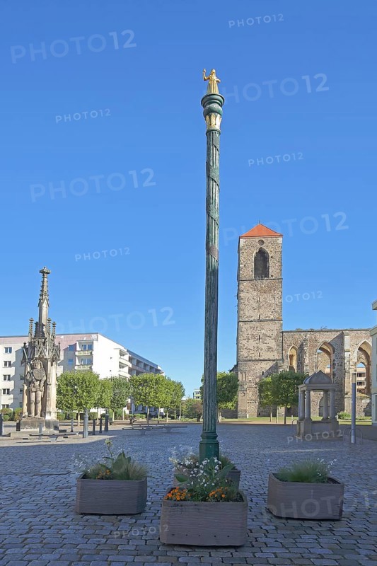 Column with golden butter maiden, Roland and church ruins of St. Nikolai, landmark, stele, golden, market square, Zerbst, Fläming, Saxony-Anhalt, Germany