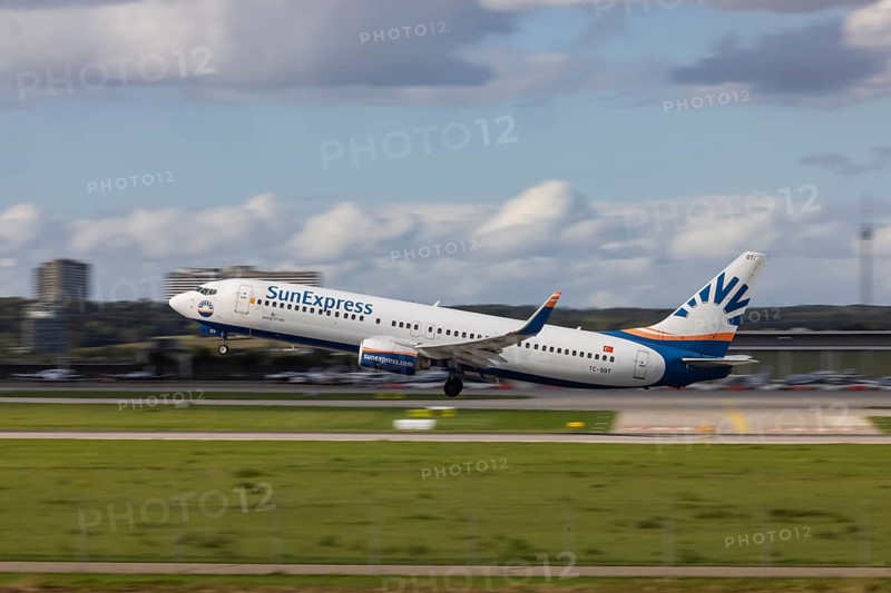 Aircraft taking off at Stuttgart Airport. Aircraft registration: TC-SOT, SunExpress, Boeing 737-800, Stuttgart, Baden-Württemberg, Germany