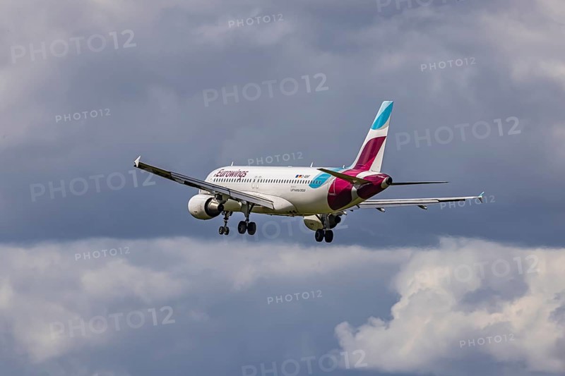 Aircraft approaching Stuttgart Airport. Aircraft registration number: D-AGWI, Eurowings, Airbus A319-100, Stuttgart, Baden-Württemberg, Germany