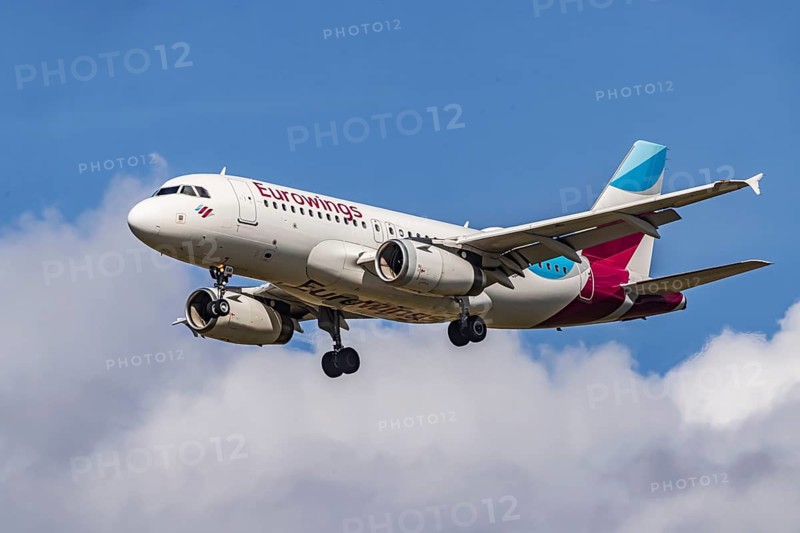 Aircraft approaching Stuttgart Airport. Aircraft registration number: D-AGWI, Eurowings, Airbus A319-100, Stuttgart, Baden-Württemberg, Germany