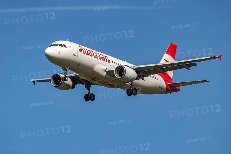 Aircraft approaching Stuttgart Airport. Aircraft registration: OE-LZB, Austrian Airlines, Airbus A320-200, Stuttgart, Baden-Württemberg, Germany