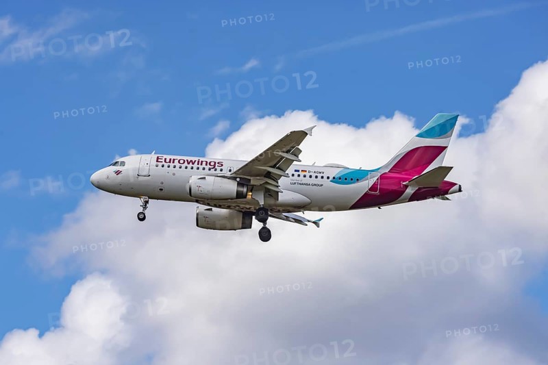 Aircraft approaching Stuttgart Airport. Aircraft registration number: D-AGWV, Eurowings, Airbus A319-100, Stuttgart, Baden-Württemberg, Germany