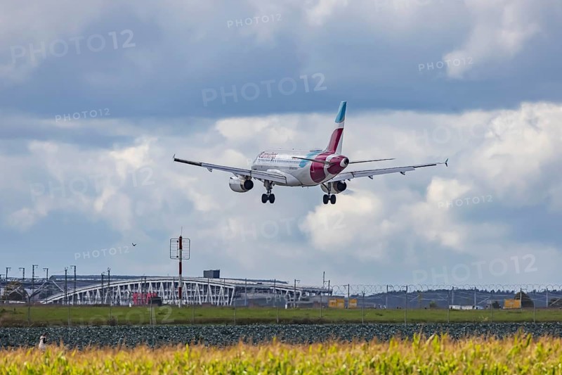 Aircraft approaching Stuttgart Airport. Aircraft registration number: D-AGWV, Eurowings, Airbus A319-100, Stuttgart, Baden-Württemberg, Germany