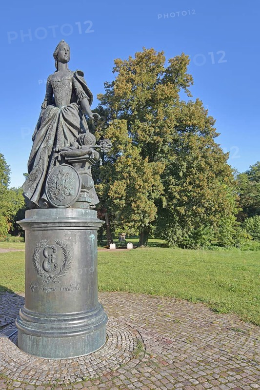 Monument to Russian Tsarina and Empress Catherine the Great by Michail Perejaslawez 2010, Sculpture, Modern Art, Nobility, Aristocracy, II, Castle Garden, Zerbst, Fläming, Saxony-Anhalt, Germany
