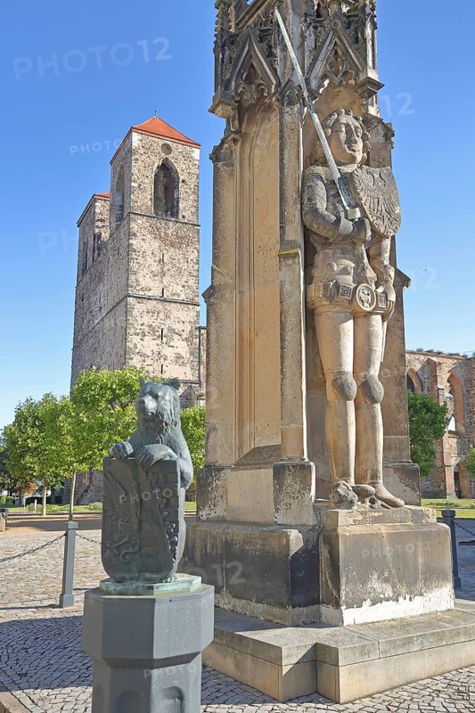 Roland and church ruins of St Nikolai, bear figure with shield and coat of arms, statue with sword, market square, Zerbst, Fläming, Saxony-Anhalt, Germany