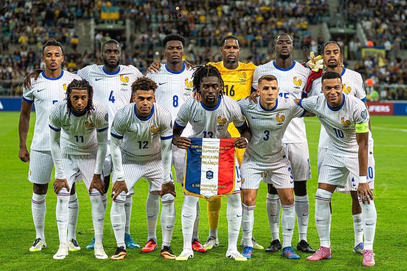 Wroclaw 05.09.2025 Eliminacje MS FIFA 2026 mecz Ukraina - Francja n/z reprezentacja Francji gora Kounde Jules, Upamecano Dayot, Tchouameni Aurelien, bramkarz Maignan Mike, Konate Ibrahima, Barcola Bradley, dol Olise Michael, Doue Desire, Kone Manu, Digne Lucas, Mbappe Kylian FOT. P.Dziurman / 400mm.pl
