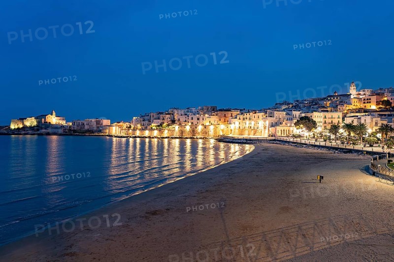 Old town and town beach Spiaggia di San Lorenzo at dusk, Vieste, Gargano, Apulia, Italy