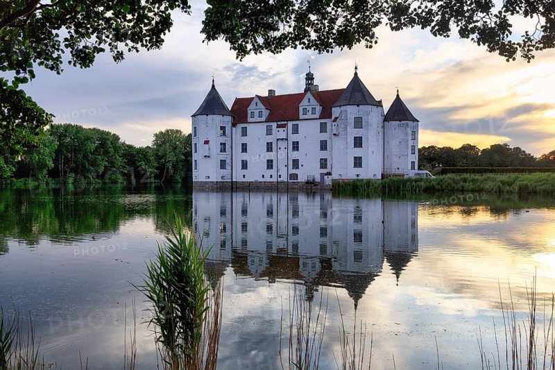 Glücksburg Castle, residential castle, moated castle with museum, Renaissance architecture, evening sky, Glücksburg, Germany