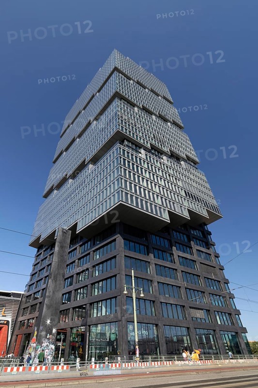EDGE East Side Tower, Amazon Tower, Warschauer Brücke, Friedrichshain-Kreuzberg, Berlin, Germany, 11.09.2025 < english> EDGE East Side Tower, September 11, 2025