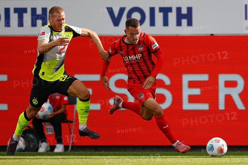 Football, Bundesliga 1, Matchday 3, 2025/2026, 1. FC Heidenheim vs. Borussia Dortmund, 13.09.2025, Voith-Arena, Heidenheim, Germany, Julian RYERSON Borussia Dortmund 26 left in duel with Arijon IBRAHIMOVIC 1. FC Heidenheim 22
