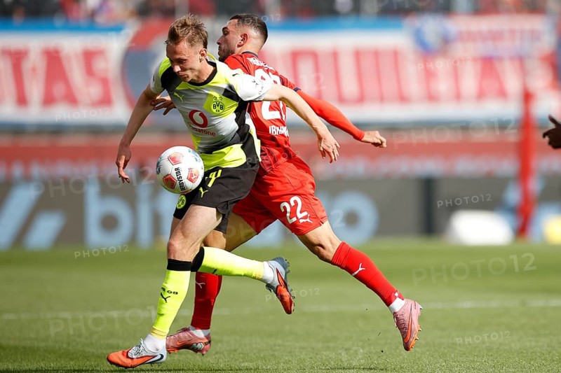 Football, Bundesliga 1, Matchday 3, 2025/2026, 1. FC Heidenheim vs. Borussia Dortmund, 13.09.2025, Voith-Arena, Heidenheim, Germany, Maximilian BEIER Borussia Dortmund 14 left in duel with Arijon IBRAHIMOVIC 1. FC Heidenheim 22