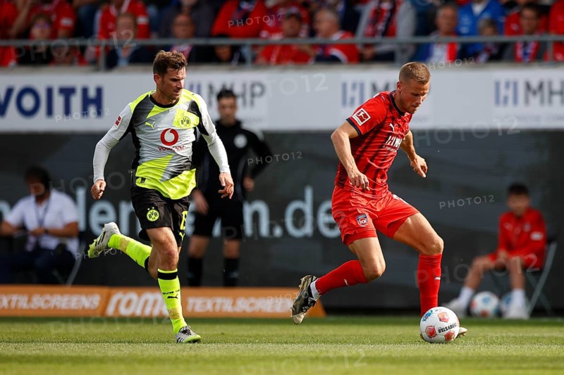 Football, Bundesliga 1, Matchday 3, 2025/2026, 1. FC Heidenheim vs. Borussia Dortmund, 13.09.2025, Voith-Arena, Heidenheim, Germany, Pascal GROSS Borussia Dortmund 13 left in duel with Adrian BECK 1. FC Heidenheim 21