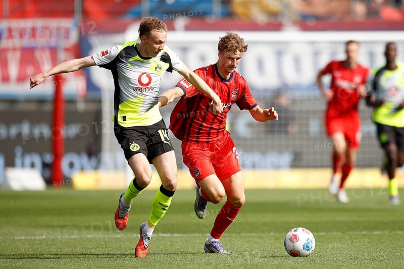 Football, Bundesliga 1, Matchday 3, 2025/2026, 1. FC Heidenheim vs. Borussia Dortmund, 13/09/2025, Voith-Arena, Heidenheim, Germany, Maximilian BEIER Borussia Dortmund 14 left in duel with Jan SCHÖPPNER 1. FC Heidenheim 3