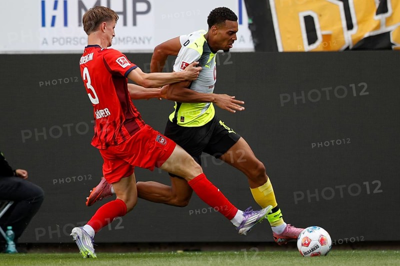 Football, Bundesliga 1, Matchday 3, 2025/2026, 1. FC Heidenheim vs. Borussia Dortmund, 13/09/2025, Voith-Arena, Heidenheim, Germany, Jan SCHÖPPNER 1. FC Heidenheim 3 left in duel with Felix NMECHA Borussia Dortmund 8