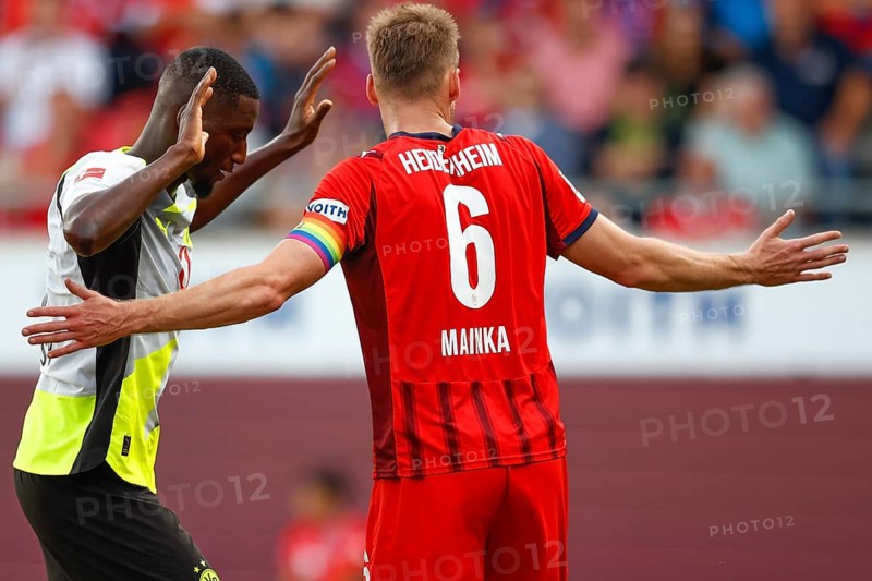 Football, Bundesliga 1, Matchday 3, 2025/2026, 1. FC Heidenheim vs. Borussia Dortmund, 13/09/2025, Voith-Arena, Heidenheim, Germany, Serhou GUIRASSY Borussia Dortmund 9 left in duel with Patrick MAINKA 1. FC Heidenheim 6