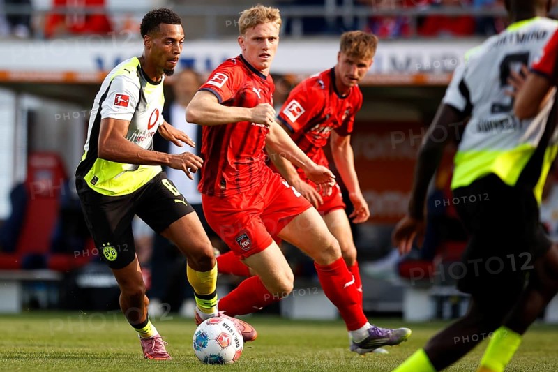 Football, Bundesliga 1, Matchday 3, 2025/2026, 1. FC Heidenheim vs. Borussia Dortmund, 13.09.2025, Voith-Arena, Heidenheim, Germany, Felix NMECHA Borussia Dortmund 8 left in duel with Mikkel KAUFMANN 1. FC Heidenheim