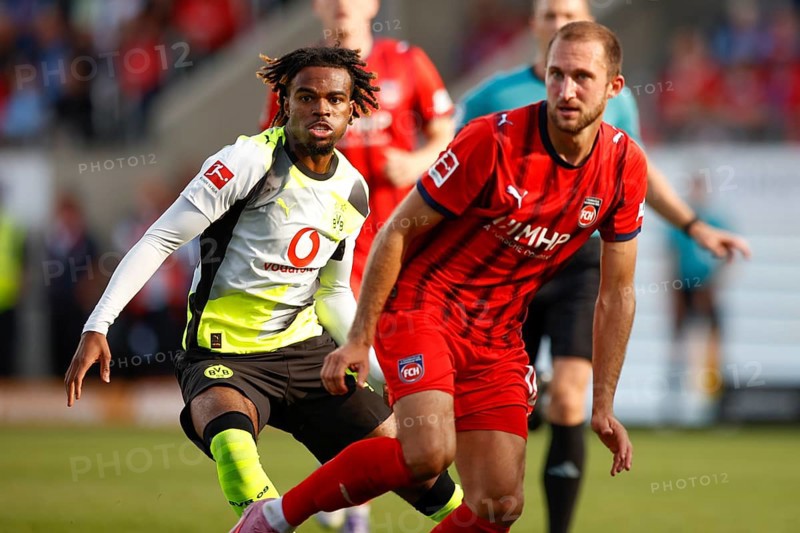 Football, Bundesliga 1, Matchday 3, 2025/2026, 1. FC Heidenheim vs. Borussia Dortmund, 13.09.2025, Voith-Arena, Heidenheim, Germany, Carney CHUKWUEMEKA Borussia Dortmund 17 left in duel with Jonas FÖHRENBACH 1. FC Heidenheim 19