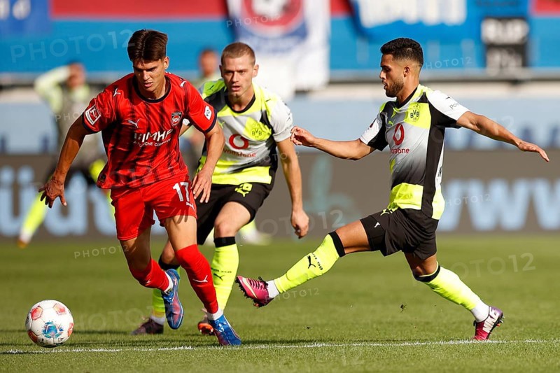 Football, Bundesliga 1, Matchday 3, 2025/2026, 1. FC Heidenheim vs. Borussia Dortmund, 13/09/2025, Voith-Arena, Heidenheim, Germany, Mathias HONSAK 1. FC Heidenheim left fighting for the ball with Julian RYERSON Borussia Dortmund 26 and Yan COUTO Borussia Dortmund 2