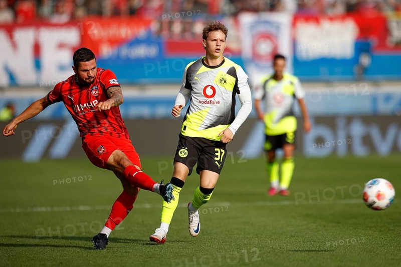 Football, Bundesliga 1, Matchday 3, 2025/2026, 1. FC Heidenheim vs. Borussia Dortmund, 13/09/2025, Voith-Arena, Heidenheim, Germany, Marnon BUSCH 1. FC Heidenheim 2 left in duel with Cole CAMPBELL Borussia Dortmund 37