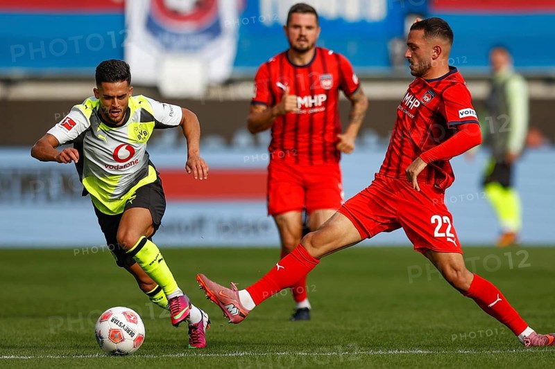 Football, Bundesliga 1, Matchday 3, 2025/2026, 1. FC Heidenheim vs. Borussia Dortmund, 13.09.2025, Voith-Arena, Heidenheim, Germany, Yan COUTO Borussia Dortmund 2 left in duel with Arijon IBRAHIMOVIC 1. FC Heidenheim 22