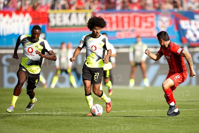 Football, Bundesliga 1, Matchday 3, 2025/2026, 1. FC Heidenheim vs. Borussia Dortmund, 13.09.2025, Voith-Arena, Heidenheim, Germany, Serhou GUIRASSY Borussia Dortmund 9 left and Karim ADEYEMI Borussia Dortmund 27 fighting with Marnon BUSCH 1. FC Heidenheim 2