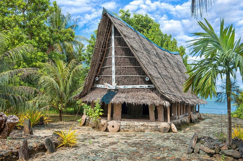 Traditional historical meeting house for men Tribal Chief Men Men's House between palm trees, in the background Pacific Ocean, Yap Island, Yap State, Caroline Islands, FSM, Federated States of Micronesia, Australia, Oceania