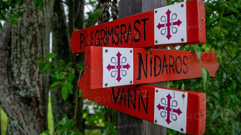 Signpost Nidaros for pilgrims with the Olav Cross, Olavsweg or Olavsleden, Eidsvoll, Norway