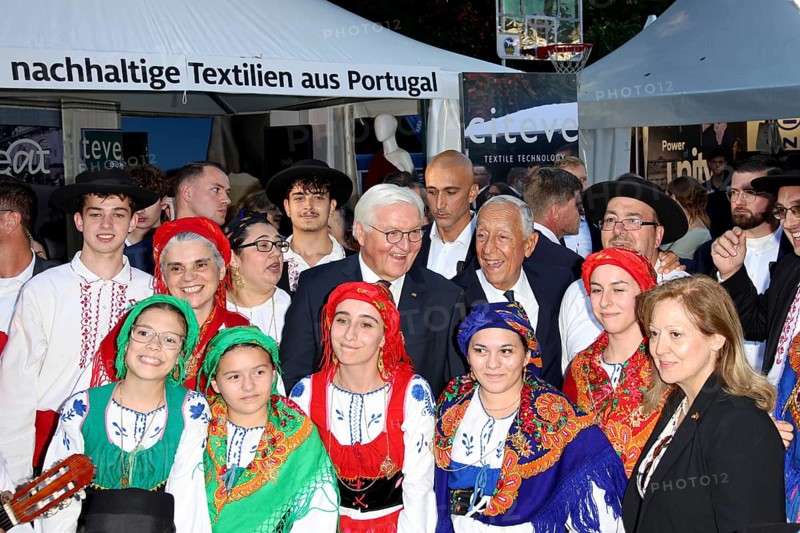 Federal President Frank-Walter Steinmeier and H.E. Marcelo Rebelo de Sousa President of the Portuguese Republic with Portuguese dancers - Citizens' Festival of the Federal President, Bellevue Palace, Berlin, 12.9.25