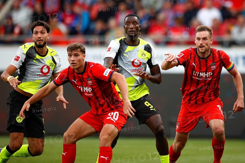 Football, 1st Bundesliga, Matchday 3, 2025/2026, 1. FC Heidenheim vs. Borussia Dortmund, 13/09/2025, Voith-Arena, Heidenheim, Germany, from left to right: Ramy BENSEBAINI Borussia Dortmund 5, Luca KERBER 1. FC Heidenheim 20, Serhou GUIRASSY Borussia Dortmund 9 and Patrick MAINKA 1. FC Heidenheim 6