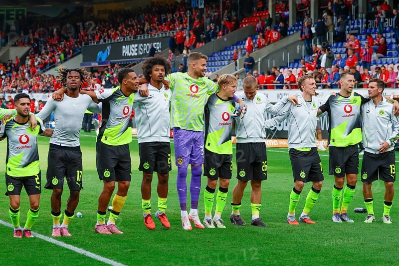 Football, 1st Bundesliga, Matchday 3, 2025/2026, 1. FC Heidenheim vs. Borussia Dortmund, 13.09.2025, Voith-Arena, Heidenheim, Germany, the Borussia Dortmund team thanks the fans after the match by jumping together