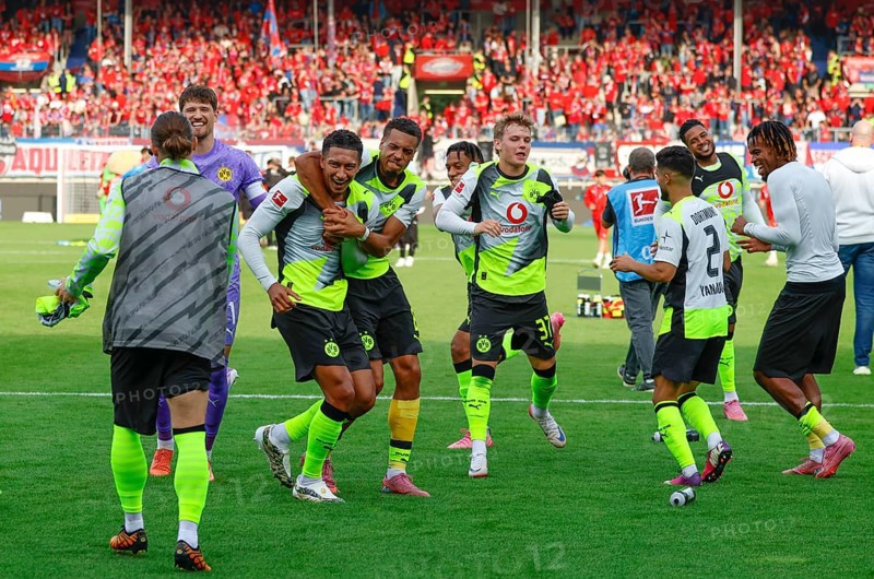 Football, 1st Bundesliga, Matchday 3, 2025/2026, 1. FC Heidenheim vs. Borussia Dortmund, 13.09.2025, Voith-Arena, Heidenheim, Germany, Borussia Dortmund players celebrate the victory under the fan curve