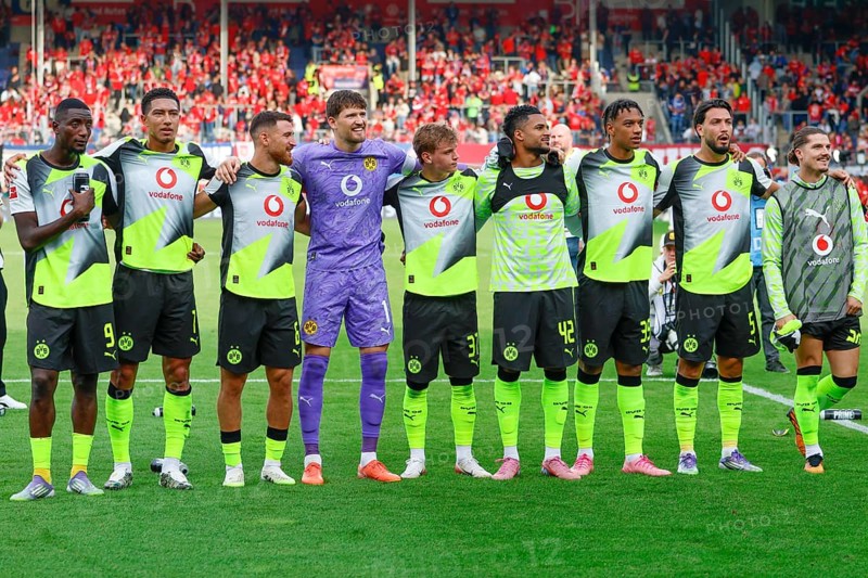 Football, 1st Bundesliga, Matchday 3, 2025/2026, 1. FC Heidenheim vs. Borussia Dortmund, 13.09.2025, Voith-Arena, Heidenheim, Germany, the Borussia Dortmund team thanks the fans after the match