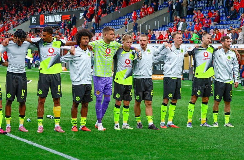 Football, 1st Bundesliga, Matchday 3, 2025/2026, 1. FC Heidenheim vs. Borussia Dortmund, 13.09.2025, Voith-Arena, Heidenheim, Germany, the Borussia Dortmund team thanks the fans after the match