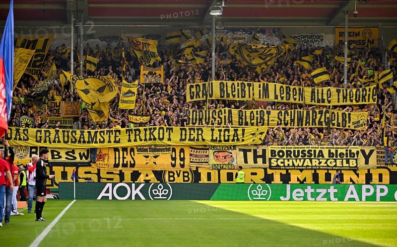 Fan block, fans, fan curve, flags, flags, atmosphere, atmospheric Borussia Dortmund banner, poster, banner, banner, fan action against design of the away jersey, Voith-Arena, Heidenheim, Baden-Württemberg, Germany