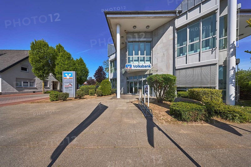 Vereinigte Volksbank eG Bramgau Osnabrück Wittlage, modern architecture, roofed entrance area, street, trees, hedge, blue sky, cirrostratus clouds, Hauptstraße, Alfhausen, district of Osnabrück, Lower Saxony, Germany