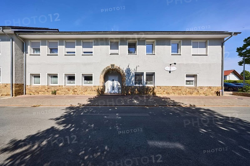 Market hall Alfhauser Dorf (er) leben eG, village shop, building, facade with windows, entrance area, street, blue sky, cloudless, Alte Schulstraße, Alfhausen, district of Osnabrück, Lower Saxony, Germany