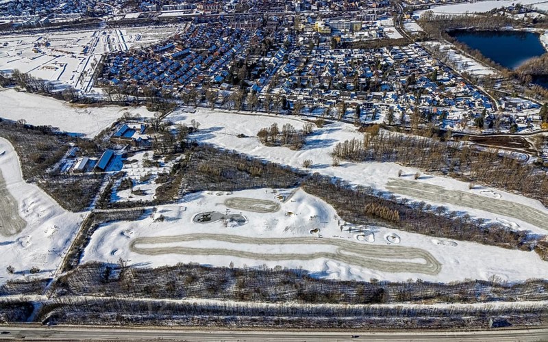 Aerial view, snow-covered golf course Huckingen and walkers, Huckingen, Duisburg, Ruhr area, North Rhine-Westphalia, Germany, DE, Europe, golf course, golf meadow, aerial view, aerial photography, aerial photography, snow, sports, overview, bird's eye view, winter, birds-eyes view, cleared roads, overview