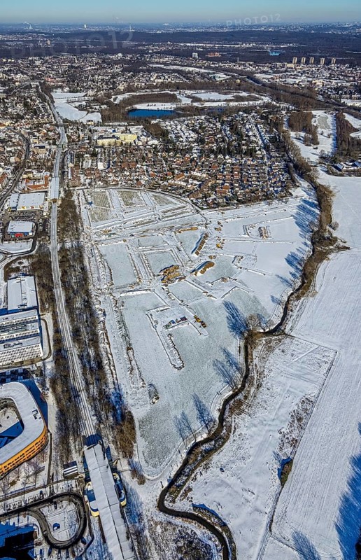 Aerial view, construction area, planned housing estate, Düsseldorfer Landstraße, am Angerbogen, Am Alten Angerbach, Huckingen, Duisburg, Ruhr area, North Rhine-Westphalia, Germany, Angerbogen housing estate, railway tracks, DE, single-family houses, Europe, commercial area, commercial area, commercial park, commercial use, property tax, real estate, Infineon Technologies AG Duisburg, aerial view, aerial photography, aerial photography, snow, overview, bird's-eye view, winter, housing estate, residential development, housing and living, residential area, residential buildings, residential quality, residential neighbourhood, housing estate, Xella Group, birds-eyes view, cleared roads, overview