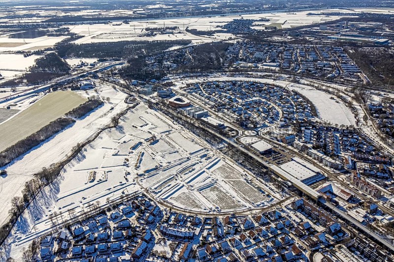 Aerial view, new housing estate Angerbogen, Am Alten Angerbach, construction area planned residential area, Düsseldorfer Landstraße, Huckingen, Duisburg, Ruhr area, North Rhine-Westphalia, Germany, Angerbogen housing estate, railway tracks, DE, single-family houses, Europe, commercial area, commercial area, commercial park, commercial use, property tax, real estate, Infineon Technologies AG Duisburg, aerial view, aerial photography, aerial photography, snow, overview, bird's-eye view, winter, housing estate, residential development, housing and living, residential area, residential buildings, residential quality, residential neighbourhood, housing estate, Xella Group, birds-eyes view, cleared roads, overview