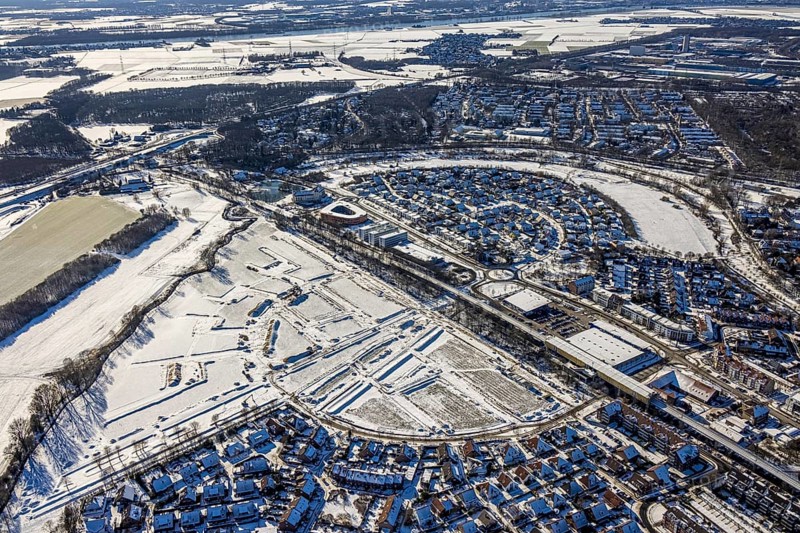 Aerial view, new housing estate Angerbogen, Am Alten Angerbach, construction area planned residential area, Düsseldorfer Landstraße, Huckingen, Duisburg, Ruhr area, North Rhine-Westphalia, Germany, Angerbogen housing estate, railway tracks, DE, single-family houses, Europe, commercial area, commercial area, commercial park, commercial use, property tax, real estate, Infineon Technologies AG Duisburg, aerial view, aerial photography, aerial photography, snow, overview, bird's-eye view, winter, housing estate, residential development, housing and living, residential area, residential buildings, residential quality, residential neighbourhood, housing estate, Xella Group, birds-eyes view, cleared roads, overview