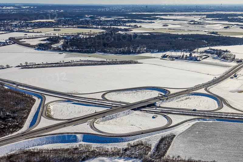 Aerial view, motorway junction Duisburg-Süd, A59 and A524, Huckingen, Duisburg, Ruhr area, North Rhine-Westphalia, Germany, motorway, DE, Europe, aerial view, aerial photography, aerial photography, snow, overview, bird's eye view, winter, birds-eyes view, cleared roads, overview