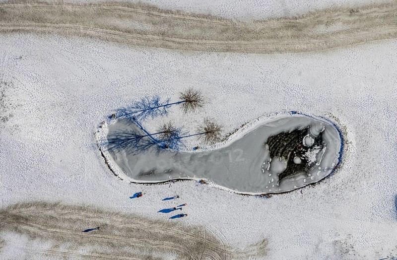 Aerial view, snow-covered golf course Huckingen and walkers, Huckingen, Duisburg, Ruhr area, North Rhine-Westphalia, Germany, DE, Europe, golf course, golf meadow, aerial view, aerial photography, aerial photography, snow, sports, overview, bird's eye view, winter, birds-eyes view, cleared roads, overview
