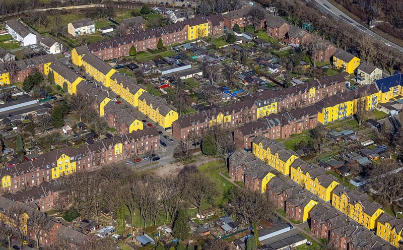 Aerial view, Duisburg Jupp colony, workers' housing estate with terraced houses, Steigerstraße, Stollenstraße, Glückaufstraße, yellow house facades, Alt-Hamborn, Duisburg, Ruhr area, North Rhine-Westphalia, Germany, workers' housing estate, construction project, DE, Europe, Josefs-Kolonie, aerial view, aerial photography, aerial photography, overview, bird's-eye view, factory housing estate, birds-eyes view, overview, yellow terraced houses