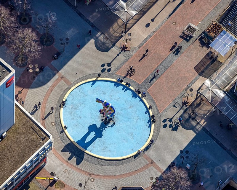 Aerial view, sculpture Lifesaver in the pedestrian zone Königstraße, Altstadt, Duisburg, Ruhr area, North Rhine-Westphalia, Germany, DE, Europe, pedestrian zone, roundabout, aerial view, aerial photography, aerial photography, sculpture, overview, bird's-eye view, overview