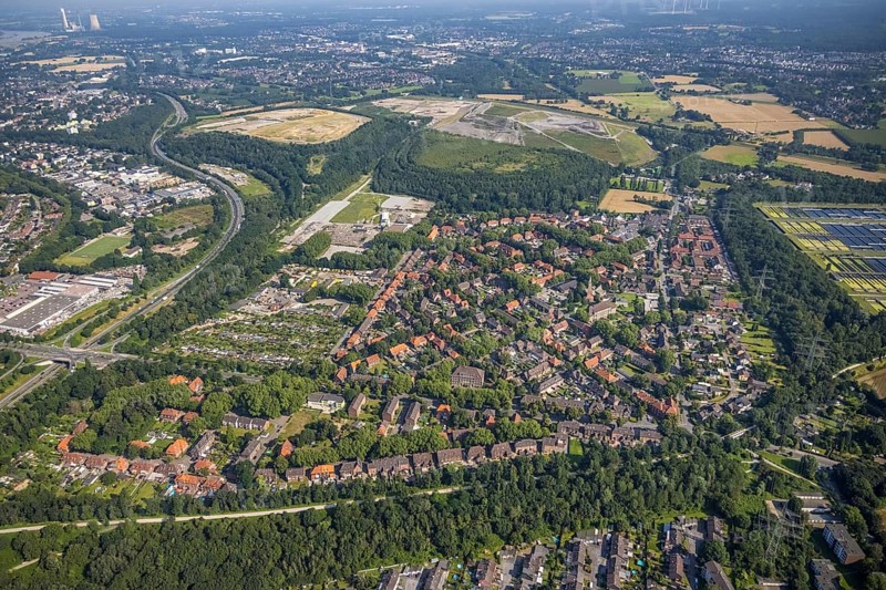 Aerial view, church Polska Misja Katolicka, community primary school, allotment garden association Gut-Grün Wehofen e.V. and cultural and leisure centre in the district of Wehofen, Duisburg, Ruhr area, North Rhine-Westphalia, Germany, education, educational institution, DE, Europe, leisure centre, community garden, primary school, property tax, real estate, KGV, allotment garden, allotment garden site, allotment garden association, teaching institute, aerial view, aerial photography, aerial photography, allotment garden, school, overview, bird's-eye view, residential area, residential buildings, residential quality, housing estate, birds-eyes view, overview