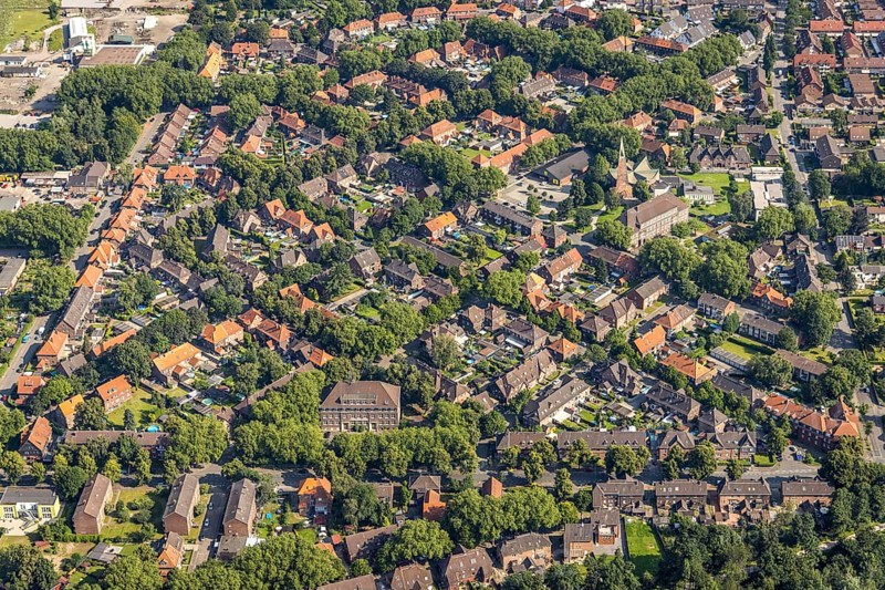 Aerial view, church Polska Misja Katolicka, community primary school and cultural and leisure centre in the district of Wehofen, Duisburg, Ruhr area, North Rhine-Westphalia, Germany, education, educational institution, DE, Europe, leisure centre, primary school, property tax, real estate, educational institute, aerial photograph, aerial photography, aerial photography, school, overview, bird's eye view, residential complex, living and life, residential area, residential buildings, residential quality, housing estate, birds-eyes view, overview